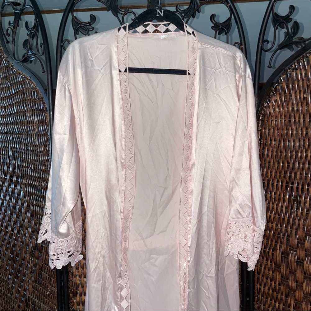 Pink faux silk and lace robe - Picture 8 of 9